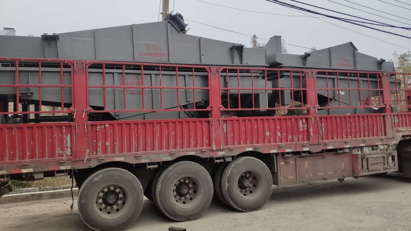 江西新材料客戶4臺1550直線篩裝車發貨現場