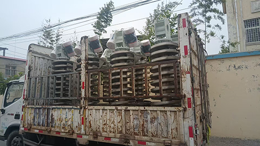 客戶定制一批垂直提升機發貨