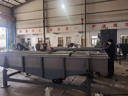 客戶訂的直線篩生產(chǎn)現(xiàn)場(chǎng)