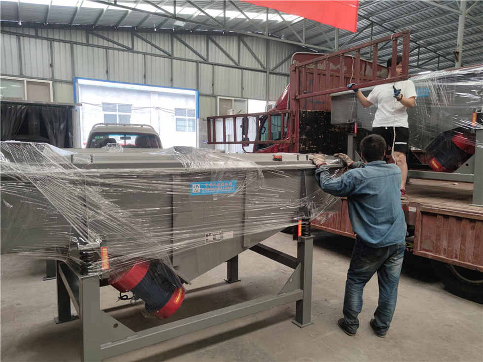 三臺直線振動篩發(fā)貨