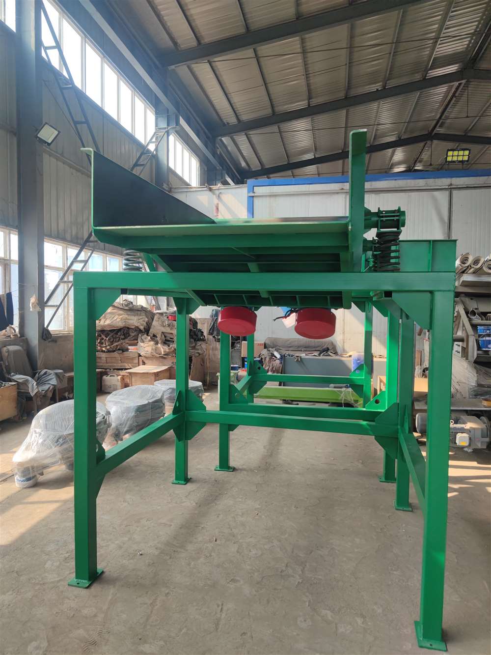 兩臺特制1025型振動給料機準備發貨